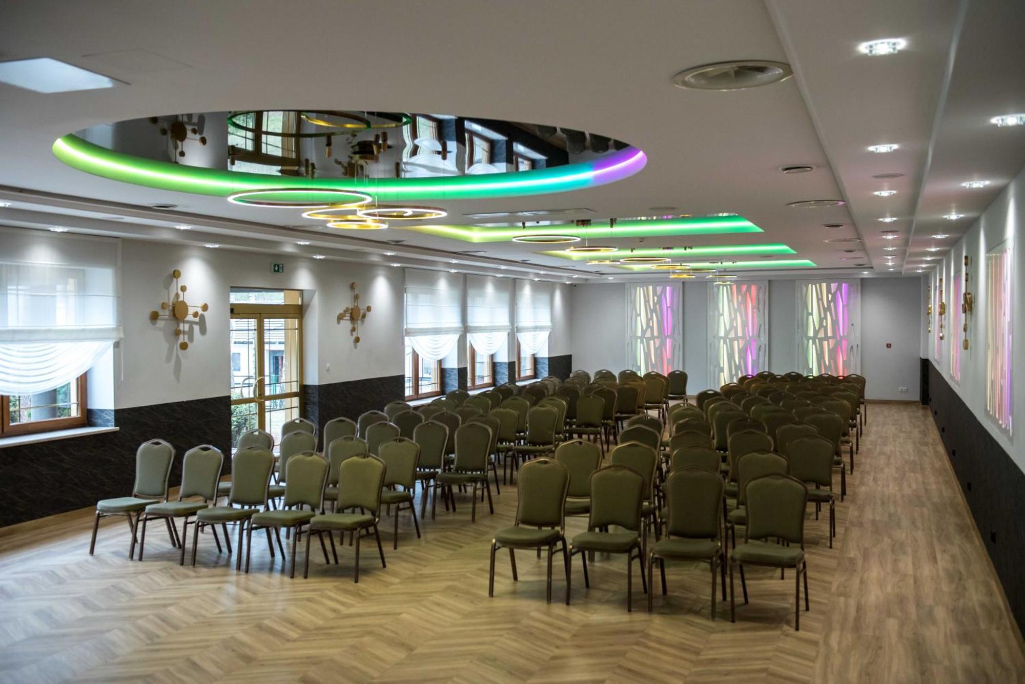Hotel Paradiso Suchedniow Ngoại thất bức ảnh
